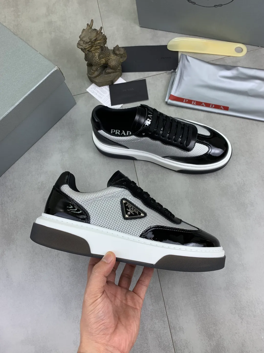 Men's Men's Shoes 💰P600 💰【New Style】 The latest model of high-quality PRADA classic men's shoes has been launched on the official website at 1:1, synchronized in Hong Kong, and on the same catwalk; all made of calfskin➕imported cowhide lining, 🍡🍡original rubber outsole, non-slip and wear-resistant; comfortable on the feet, attractive style, fine workmanship, and simple and neat shoe lasts, showing the courage and toughness of men, 👍Size: 39-44 (45 can be customized) black White color🉑️choose